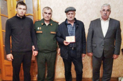 В Гунибском районе награду погибшего в спецоперации на Украине сына Гусейна Гасимова передали его отцу